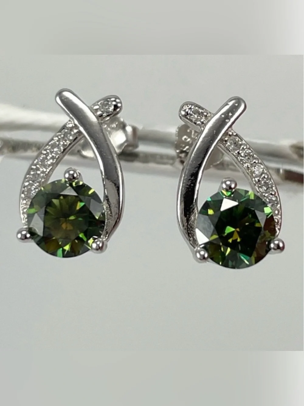 Beautiful Blue Green 1CTTW Moissanite Solid Silver‎ Stud Earrings